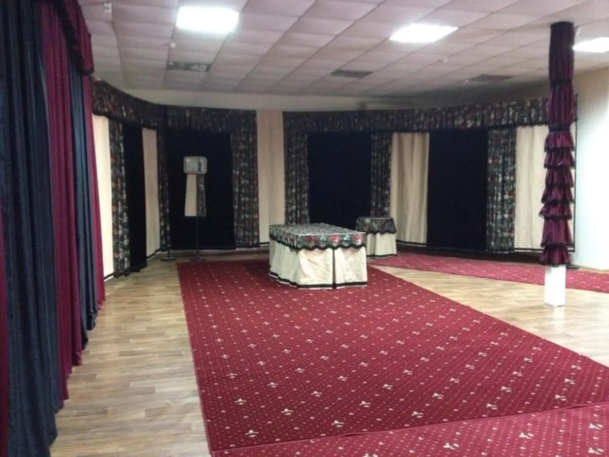 Прощальный зал с дорожкой и подставкой под гроб